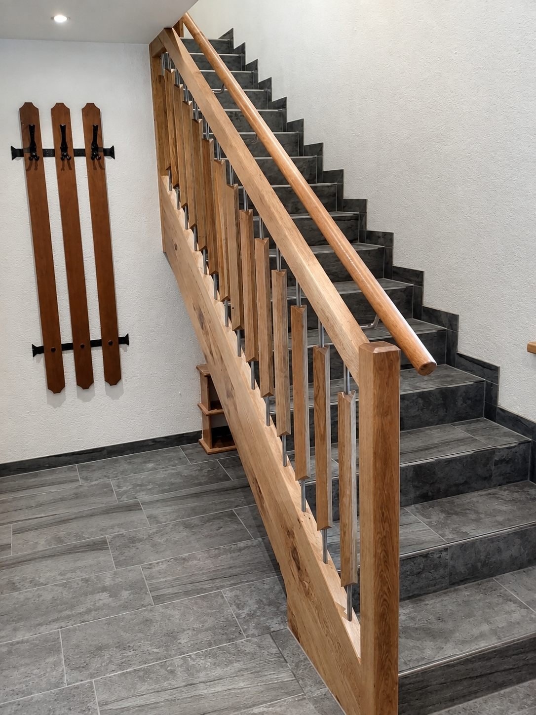 Innentreppe aus Massivholz mit Edelstahlgeländer
