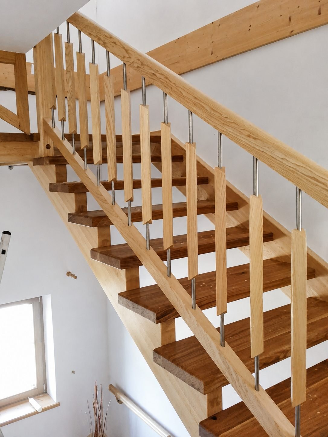 Offene Holztreppe mit vertikalen Lamellen-Geländerstäben