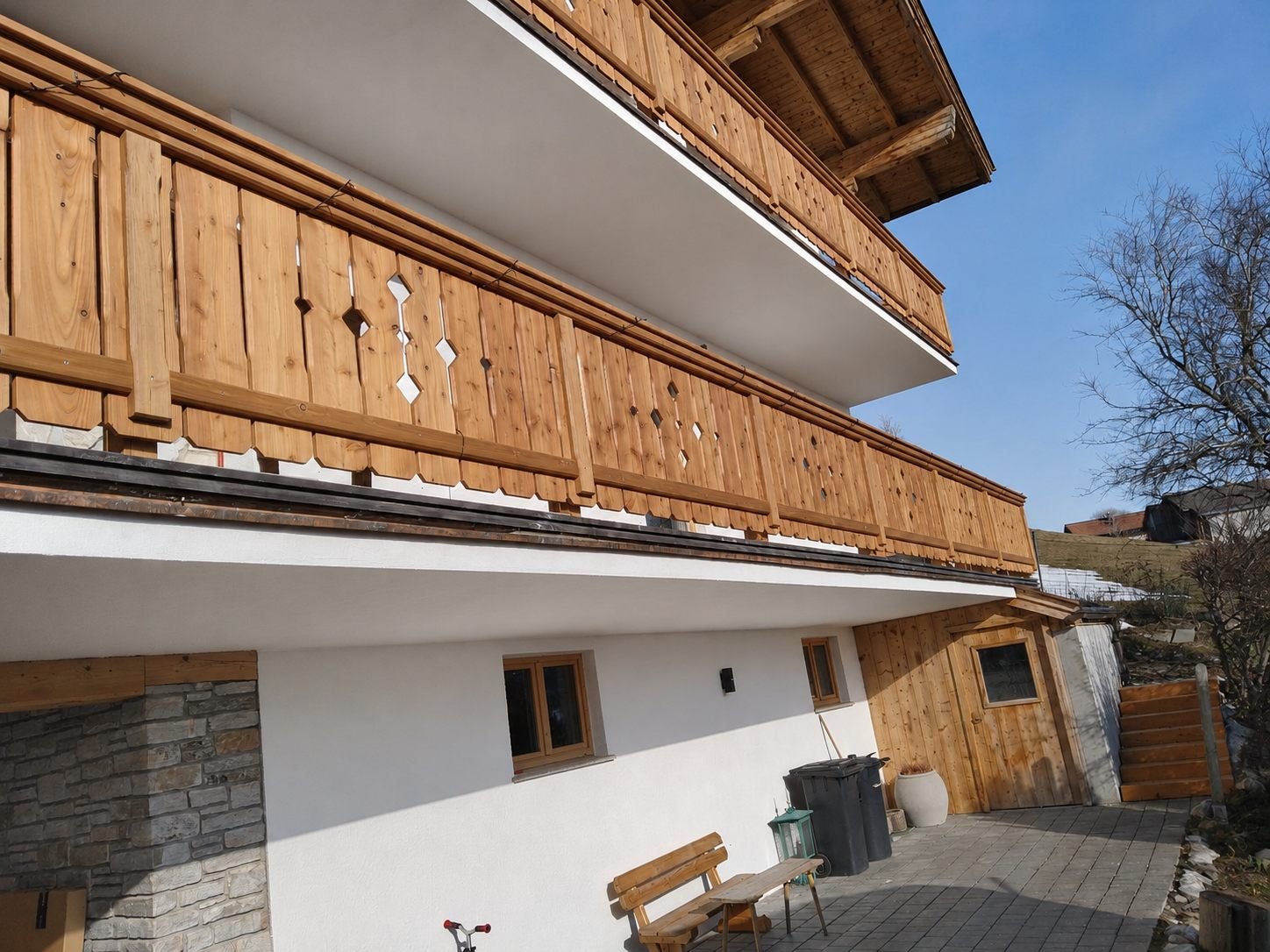 Balkonverkleidung mit traditionellem Tiroler Lochmuster