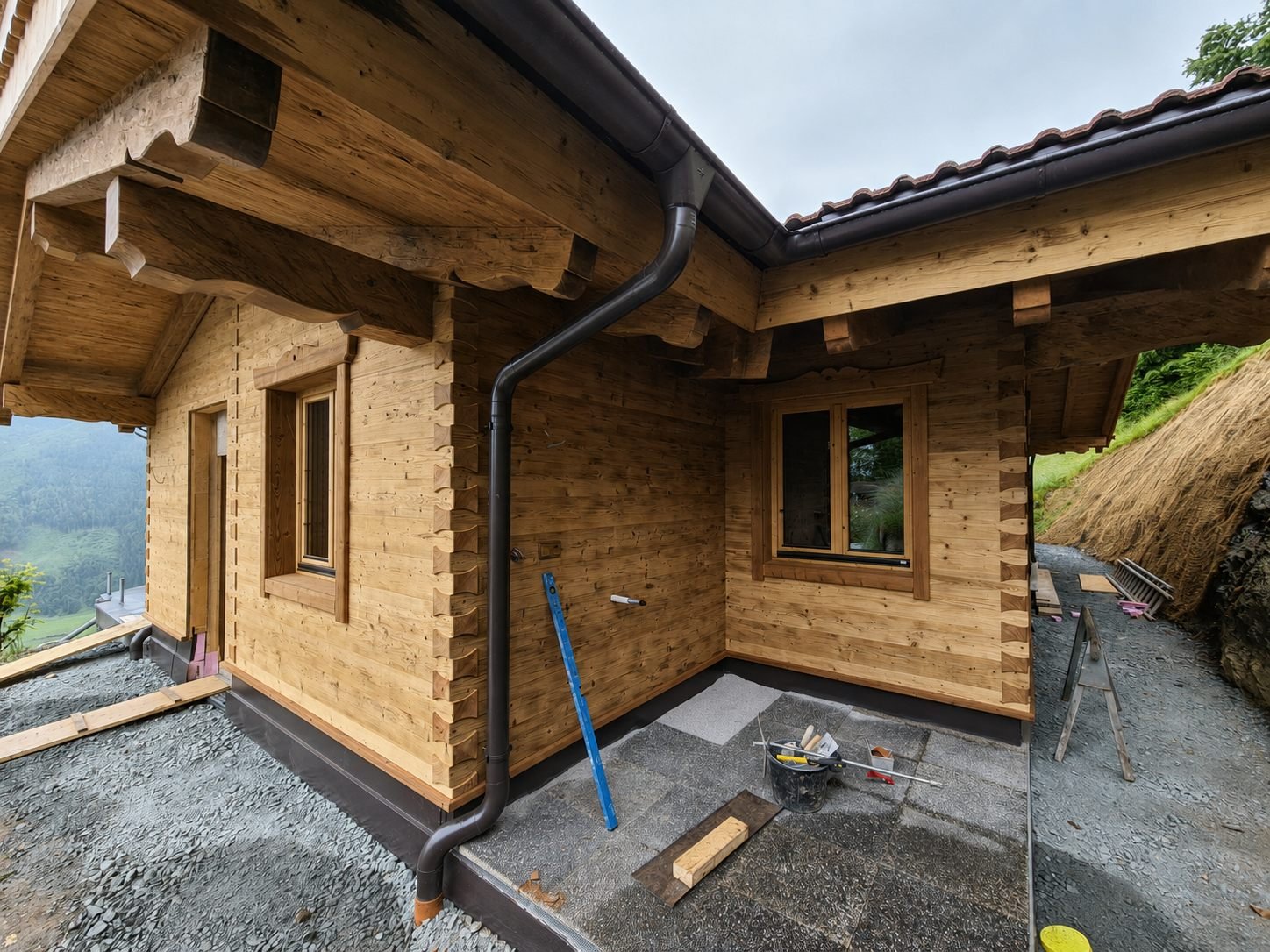 Geschnitzte Dachuntersicht und Regenrinne an einem Holzchalet