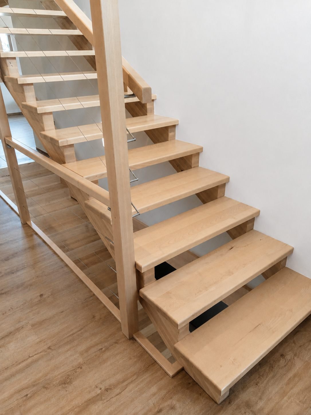 Moderne Holztreppe mit Glasgeländer
