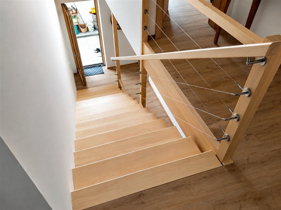 Freitragende Massivholztreppe mit Stahlseil-Geländer