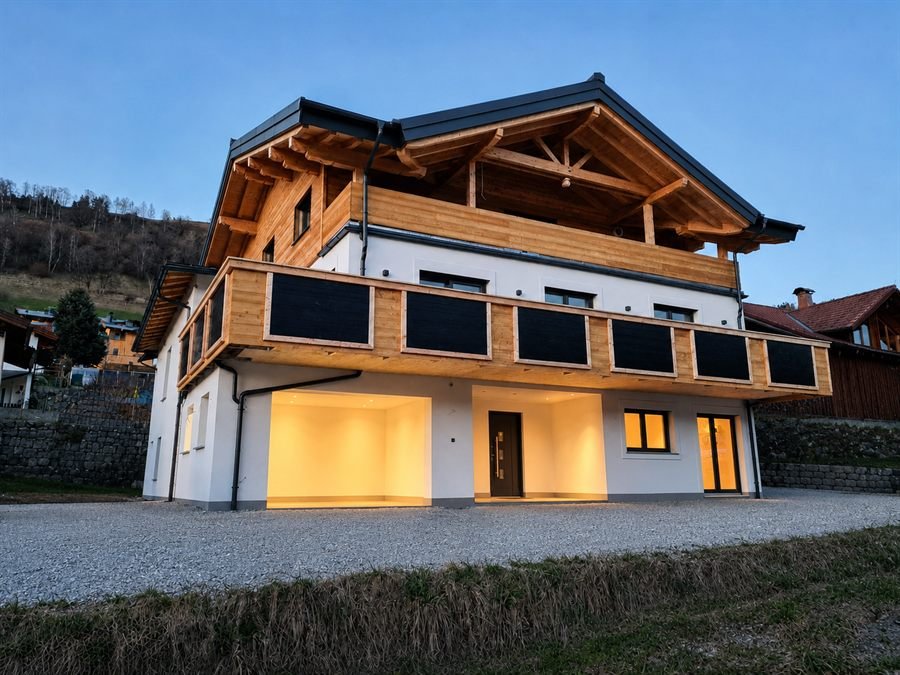 Mehrparteienwohnhaus in Uttendorf mit offener Sichtdachstuhlkonstruktion